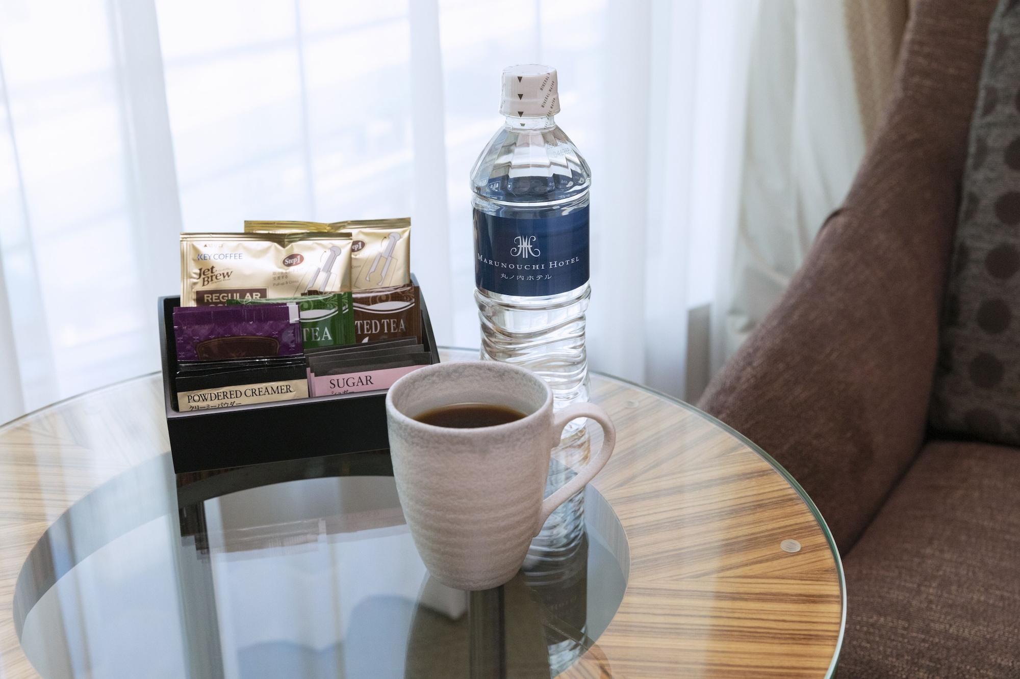 Marunouchi Hotel Tokyo Eksteriør billede A bottle of water and a cup of tea in a hotel room
