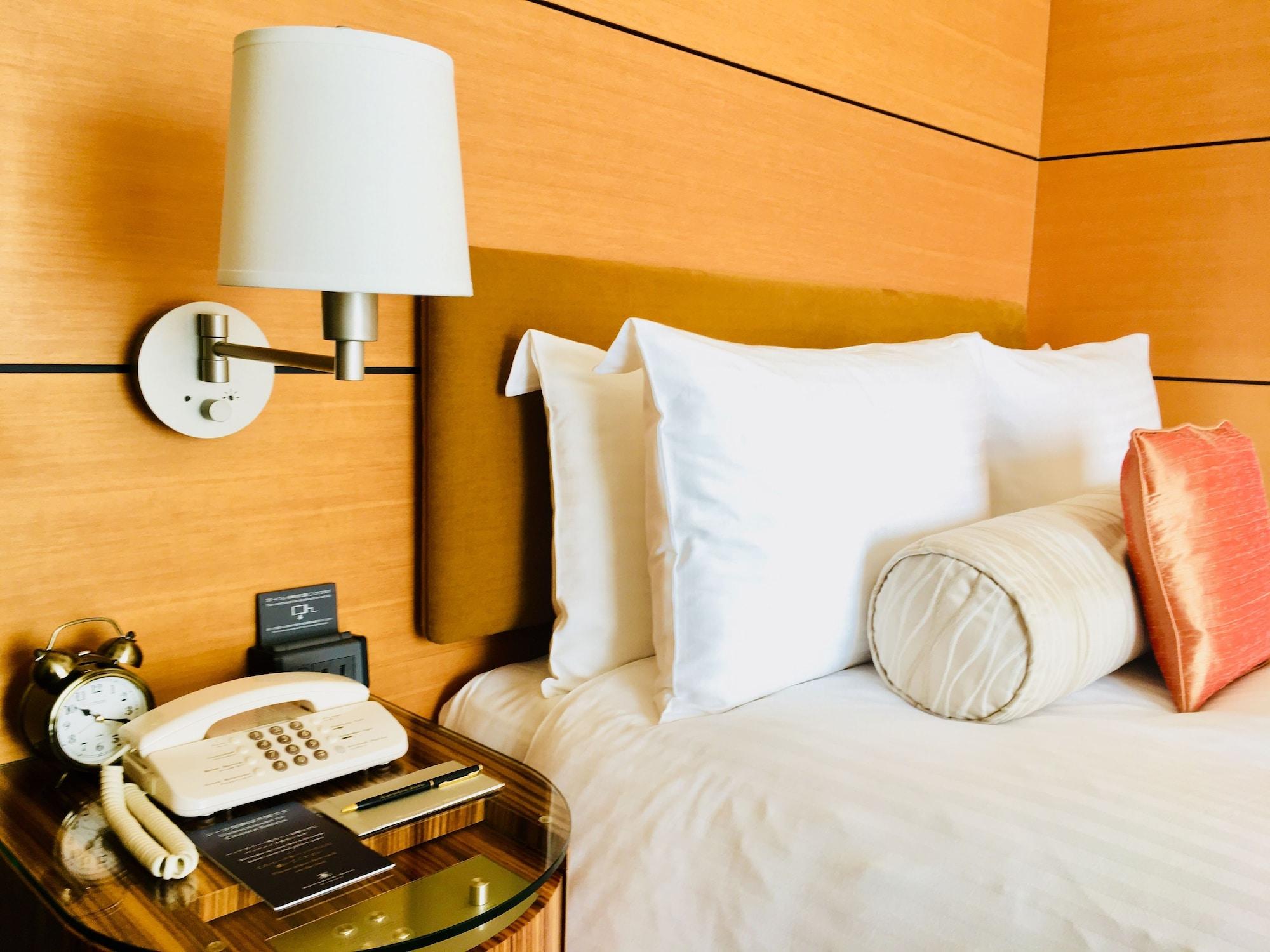 Marunouchi Hotel Tokyo Eksteriør billede A telephone on a bedside table