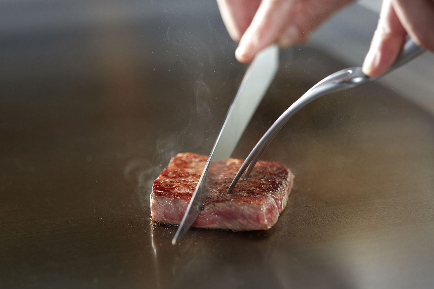 Marunouchi Hotel Tokyo Eksteriør billede A steak being tested for doneness